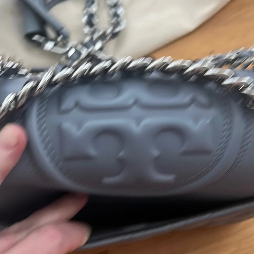 Tory Burch Elegant Quilted Women's Bag - Picture 3 of 6